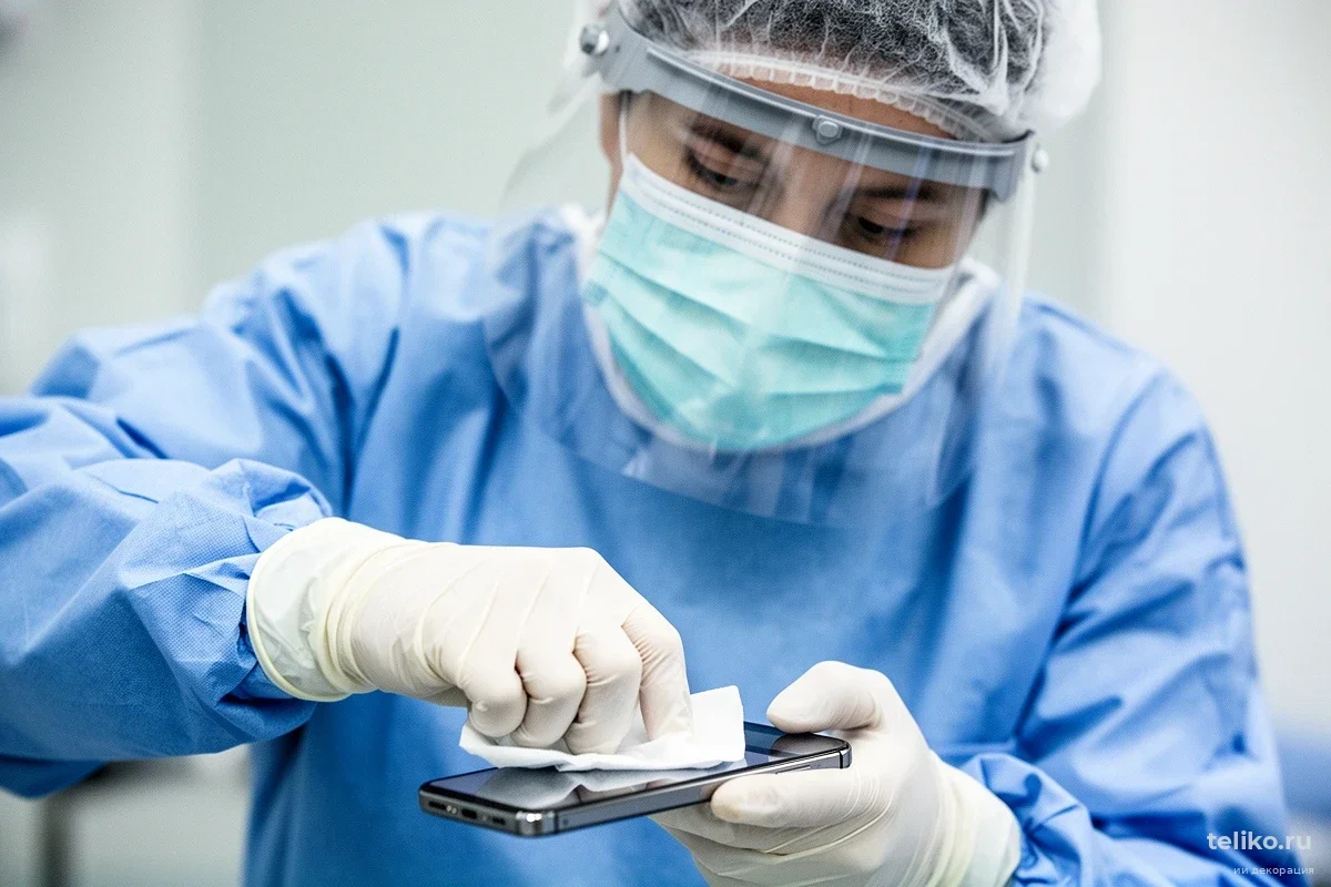 Роспотребнадзор нашел опасную зону на смартфоне: почему спирт может только навредить